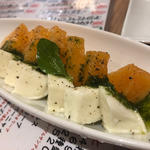 赤肉メロンとモッツァレラのカプレーゼ(バルデリコ 池袋駅前店)
