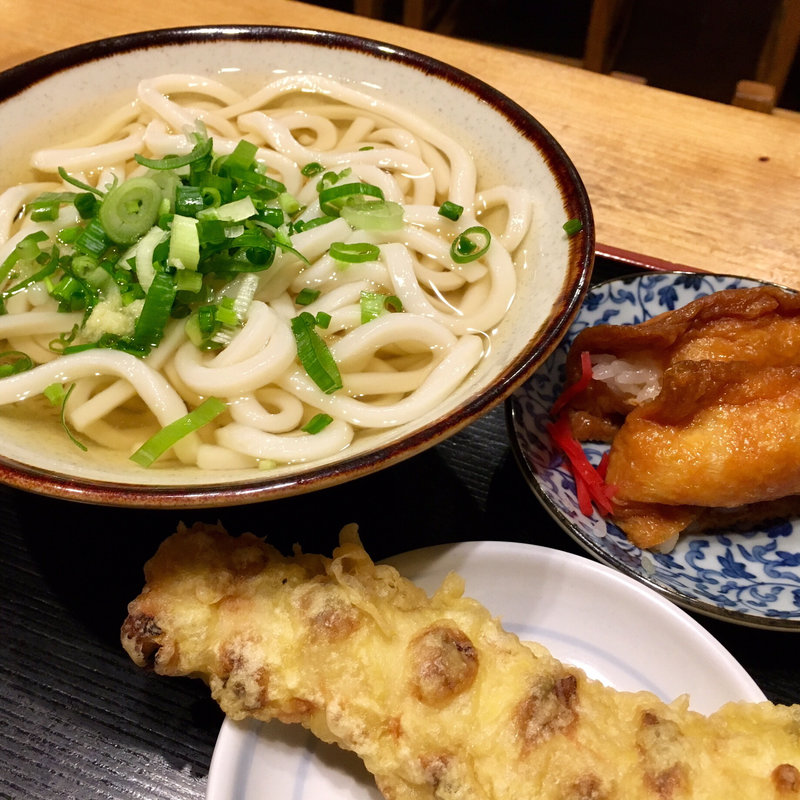 冷や冷やうどん、お稲荷さん、竹輪天(びっくりうどん)