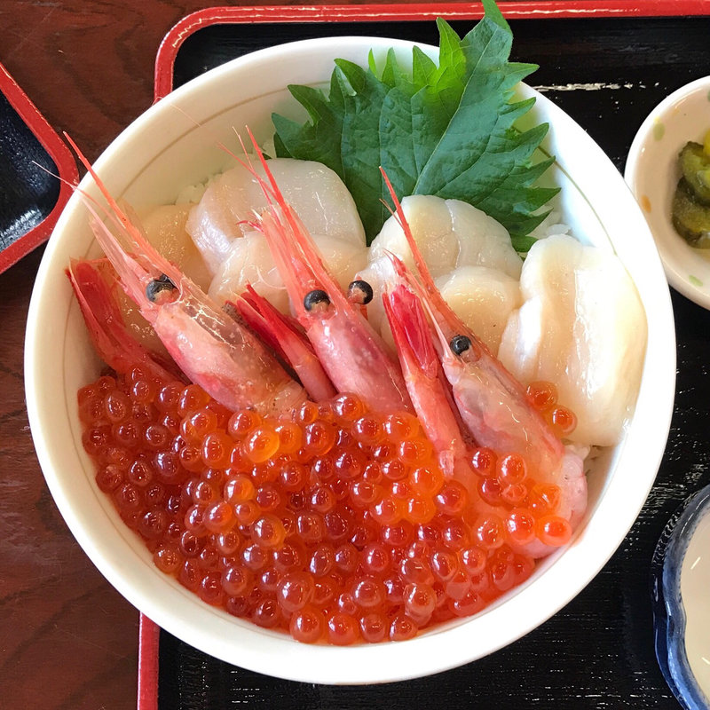 ホタテ・甘えび・イクラの3色丼(じょぐら)