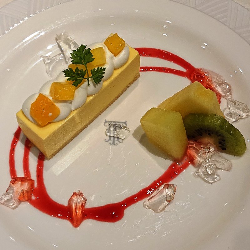 ムースケーキ フルーツを添えて(（株）東京會舘　銀座スカイラウンジ)