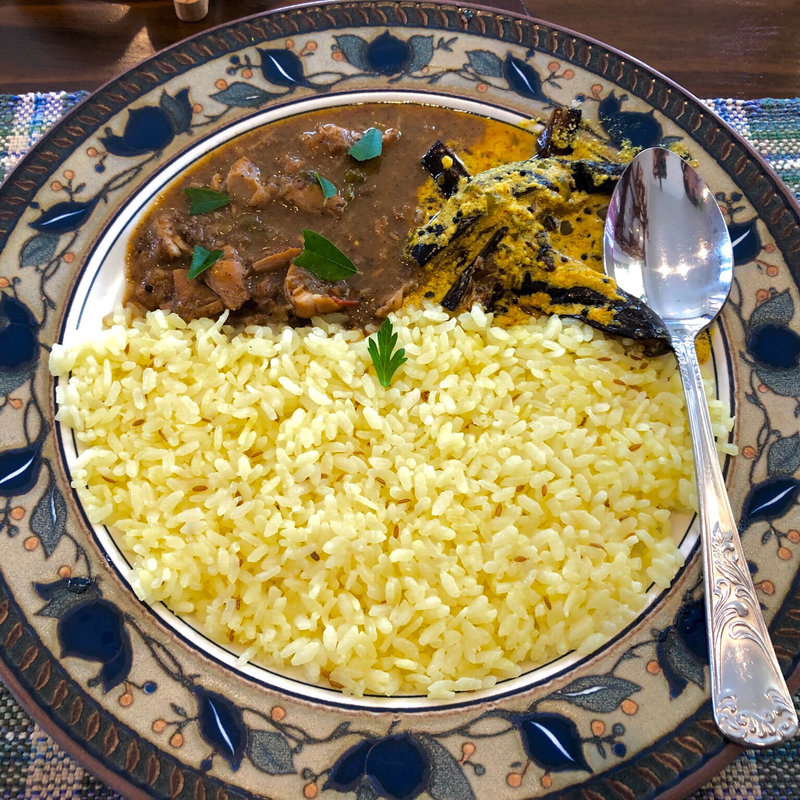 スリランカチキンカレーと茄子のヨーグルトカレー(Cafe茶論 （カフェ サロン）)