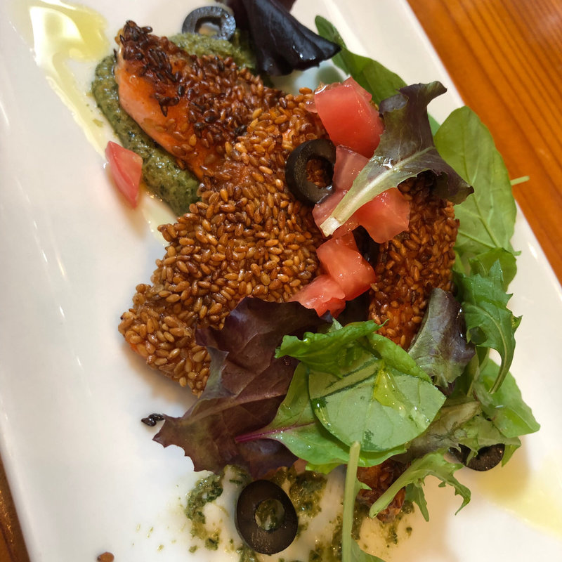 サーモンの金ゴマソテー 和風ジェノベーゼソース(ワインダイニング 「街角グラス」 町田)