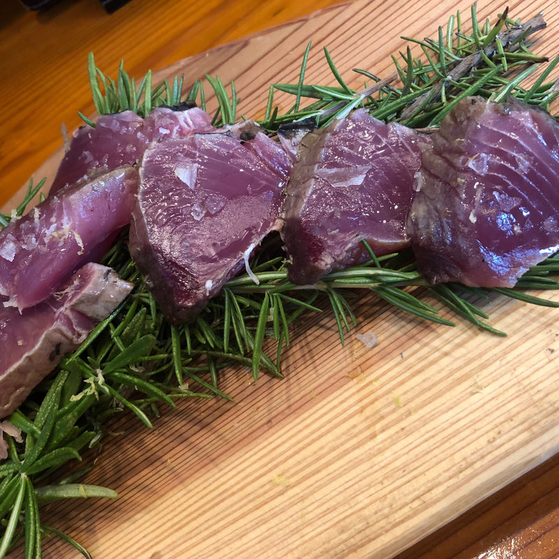 鰹のローズマリースモーク(ワインダイニング 「街角グラス」 町田)