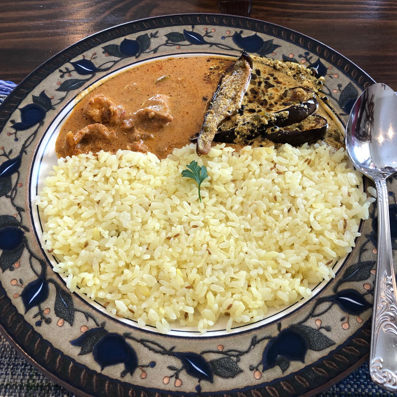 バタークリームチキンカレーと茄子のヨーグルトカレー(Cafe茶論 （カフェ サロン）)