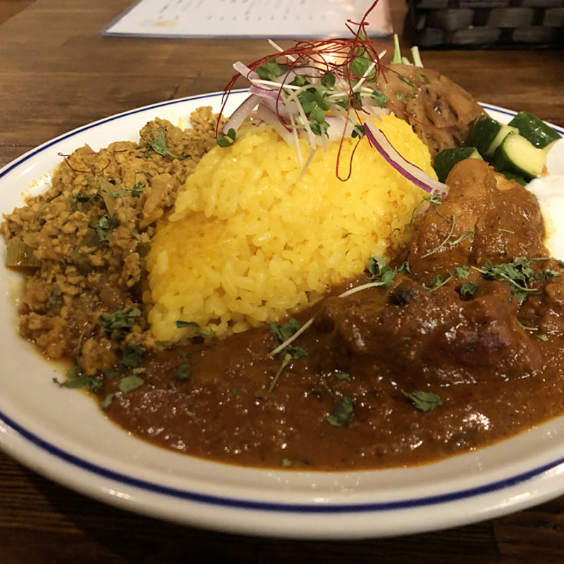 2種あいがけ（チキンマサラ＋鶏ガラベースのさっぱりキーマ）(スパイスアベニュー ゆう吉)
