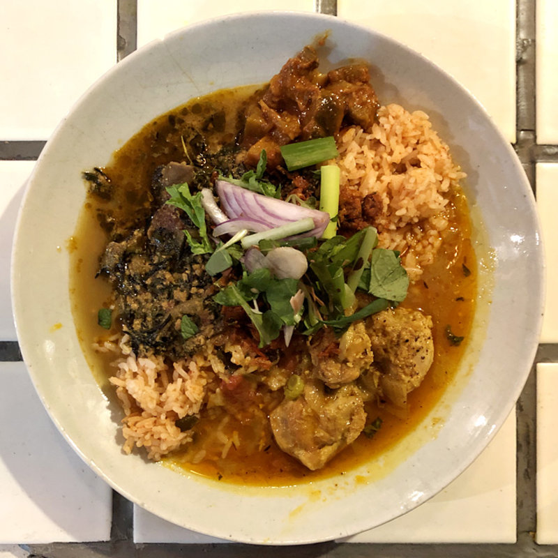 2種がけ（ニューチキンカレー2＋海老とひじきのメティ山椒キーマ）(大衆スパイス酒場 ニューヤスダヤ)