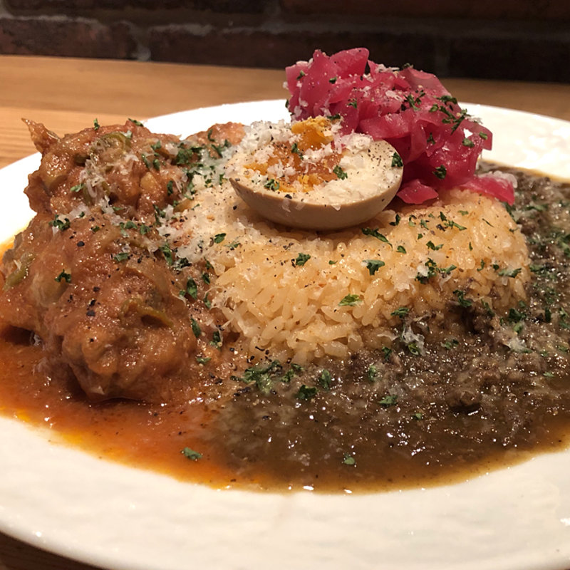 鹿キーマと骨つき鶏のあいがけジビエカレー(薪焼きジビエバル YAMAGOYA （ヤマゴヤ）)