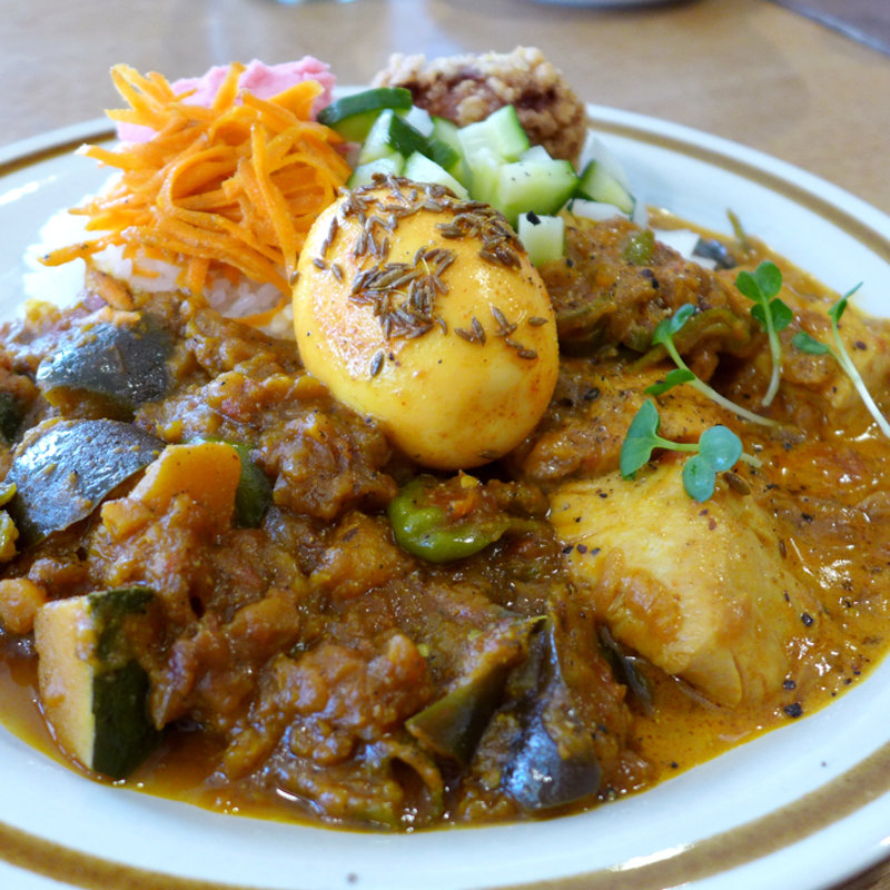 きょうのカレー(スパイスたまご・からあげ付き)(ほんま食堂)