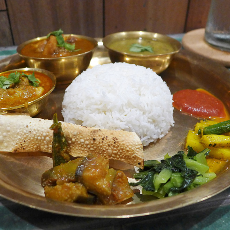 タカリ式ダルバート(2種あい盛り/ミニポークカリー)(ニタカリバンチャ)