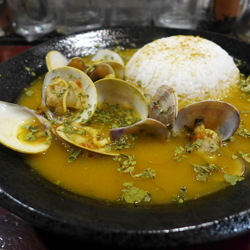 めちゃくちゃ美味しいカレー(アサリとハマグリ)(心斎橋 極上鍋で作る活オマール海老のハーブ蒸し 貝と海老そして蟹)