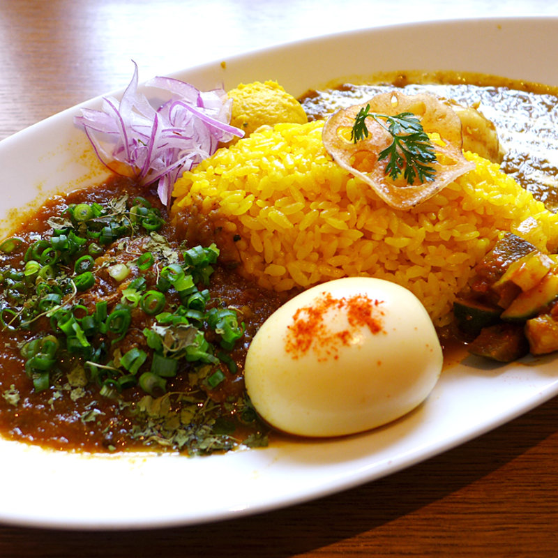 カリー2種合いがけ(半熟スパイス玉子付き)(spice curry & dining Cumin's （スパイスカレー&ダイニング クミンズ）)