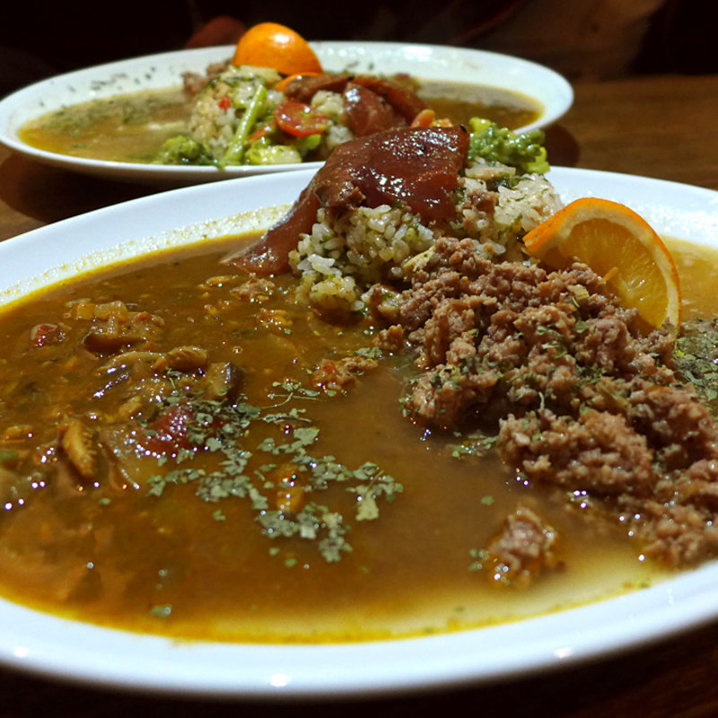 鯛出汁×鶏キーマの二層カレー!!＆イカのいしるを使ったイカとシイタケのキーマ!!(天然ブリのヅケ付)(堕天使かっきーin青空食堂)