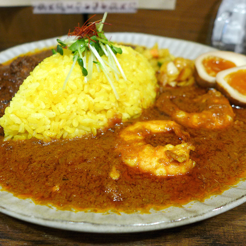 2種盛り(チキンマサラ＋海老マサラ)燻製漬け卵付き(スパイス食堂 ニッキ)