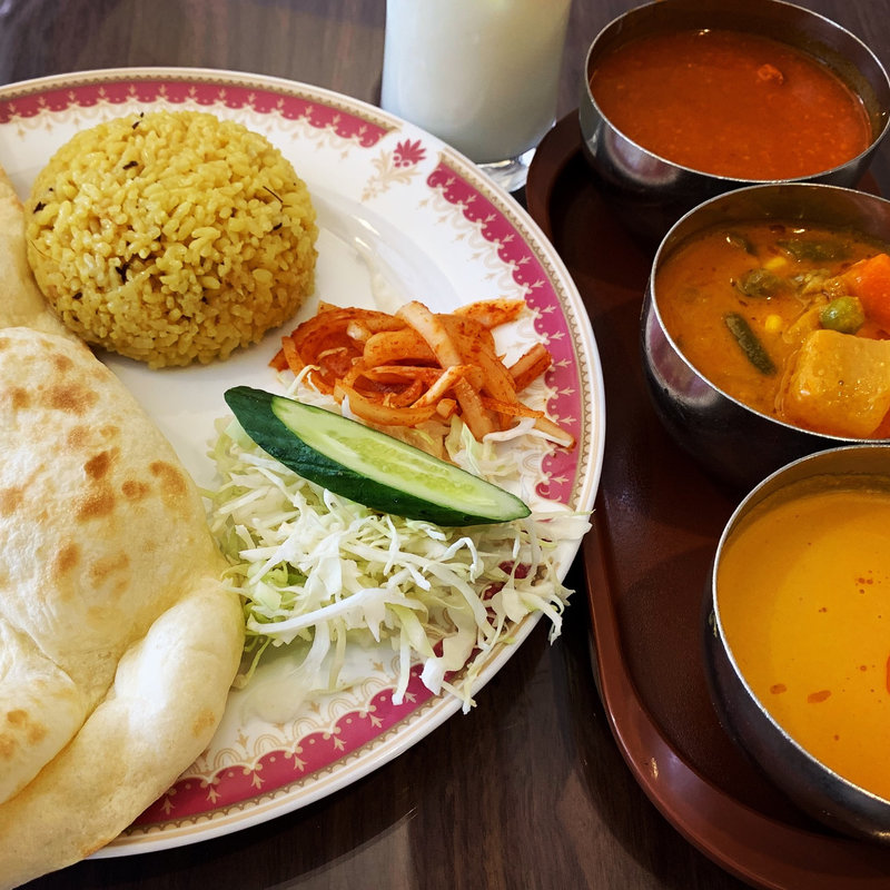 Aランチ(3種カレー&ハーフナン、ライス)(モティ赤坂ＴＢＳ前店)