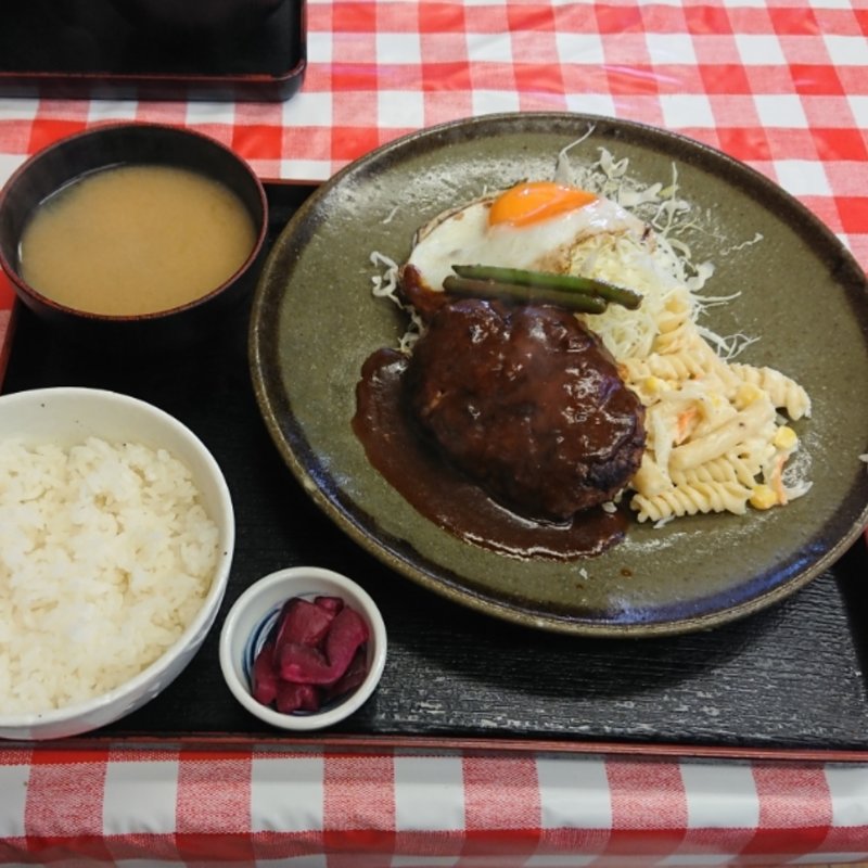 手ごねハンバーグ（目玉焼き付き）(三好弥)