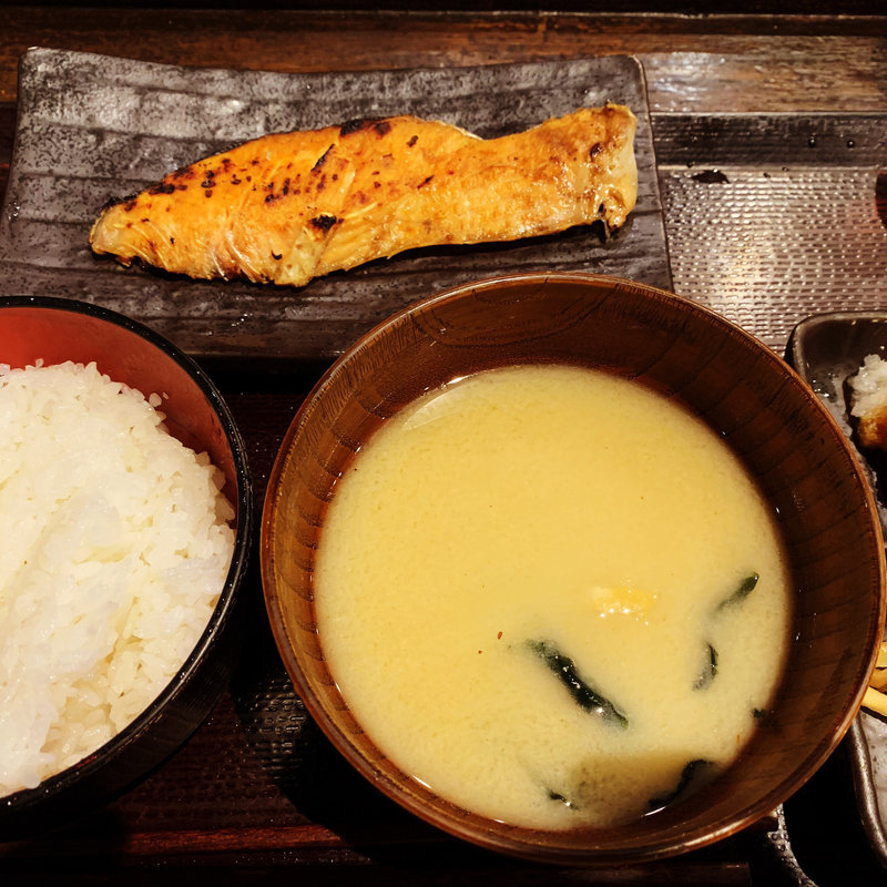 厚切り銀鮭塩焼定食(炭火焼干物定食 しんぱち食堂 新宿店)