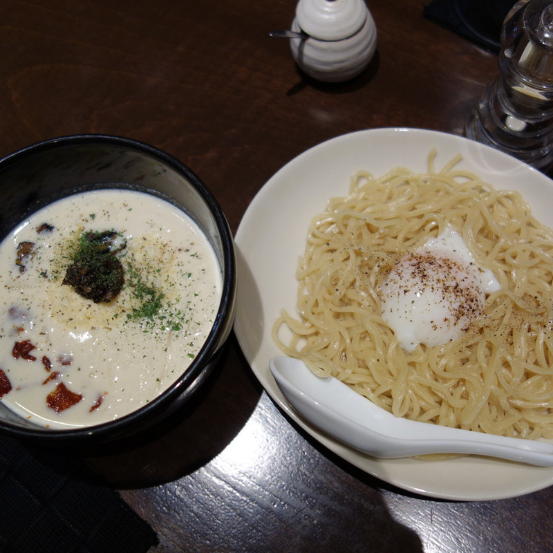 3種チーズのトリュフ豚骨濃厚カルボナーラつけ麺(英国昇龍)