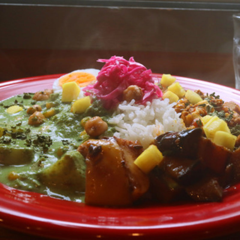 痺れる麻婆豆腐カレーとクリームサグカレーの2種盛り(BON'S Curauneru)