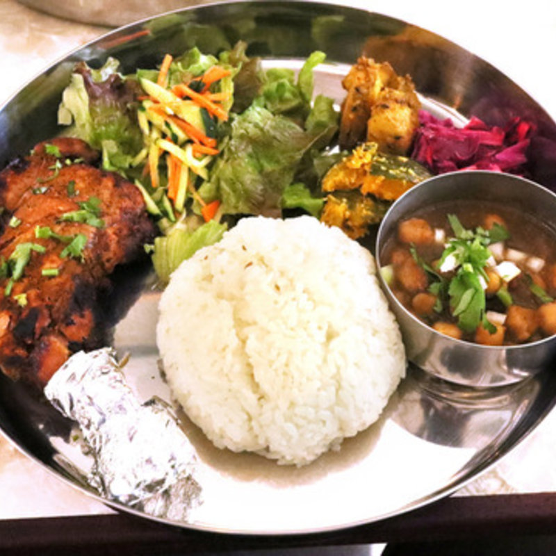 骨付きタンドリーチキンとカレーのプレート(ミスターサモサ （Mr. Samosa）)