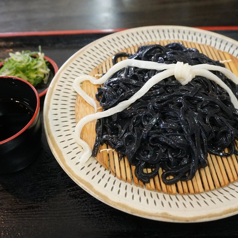 竹炭黒ざるうどん(官兵衛うどん)