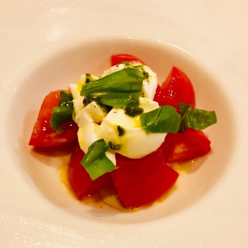 水牛モッツァレッラボッコンチーニとフレッシュトマト、バジルの一皿(カルネヤ)