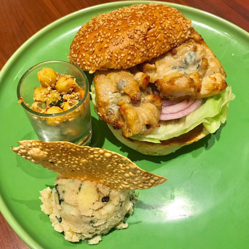 ブルーチーズタンドリーチキンバーガー(DIYA 六本木ヒルズ店)