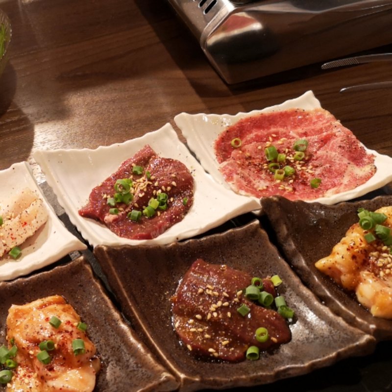 和牛ホルモンのよくばりセット(白か黒)