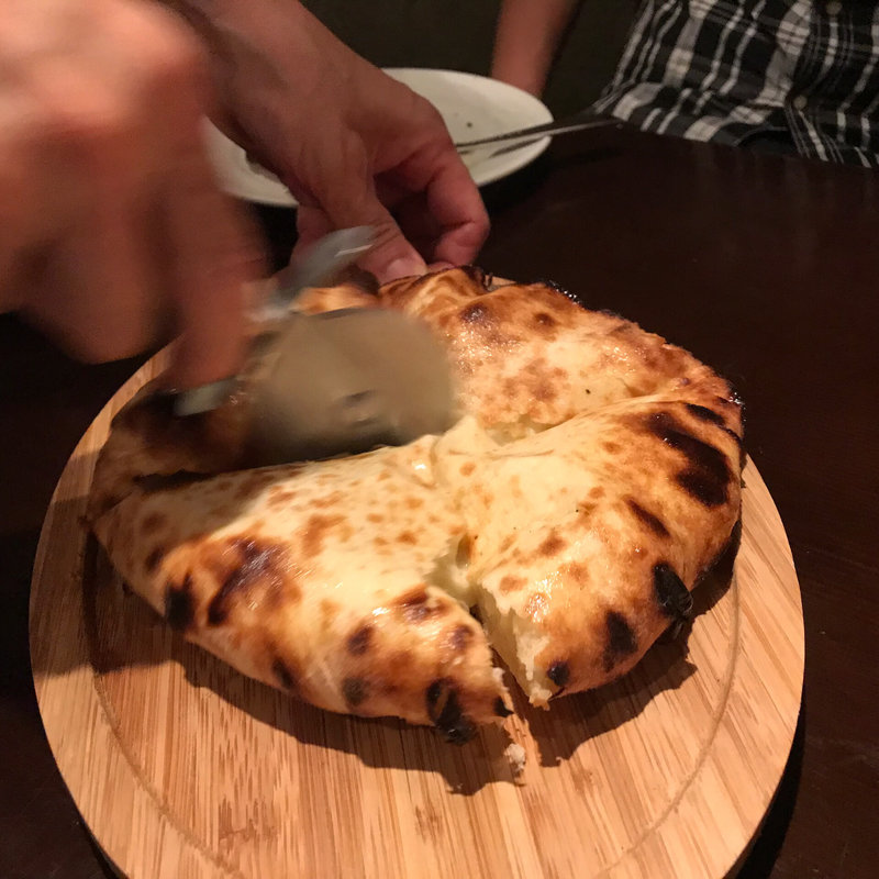 ゴルゴンゾーラ入りチーズナン(オールドデリー　銀座二丁目店)