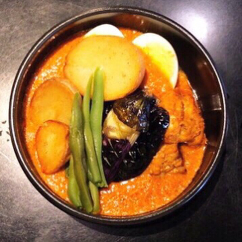 アースカレー （タンドリーチキン、揚げナス、今日の野菜トッピング）(ハレギンザ)