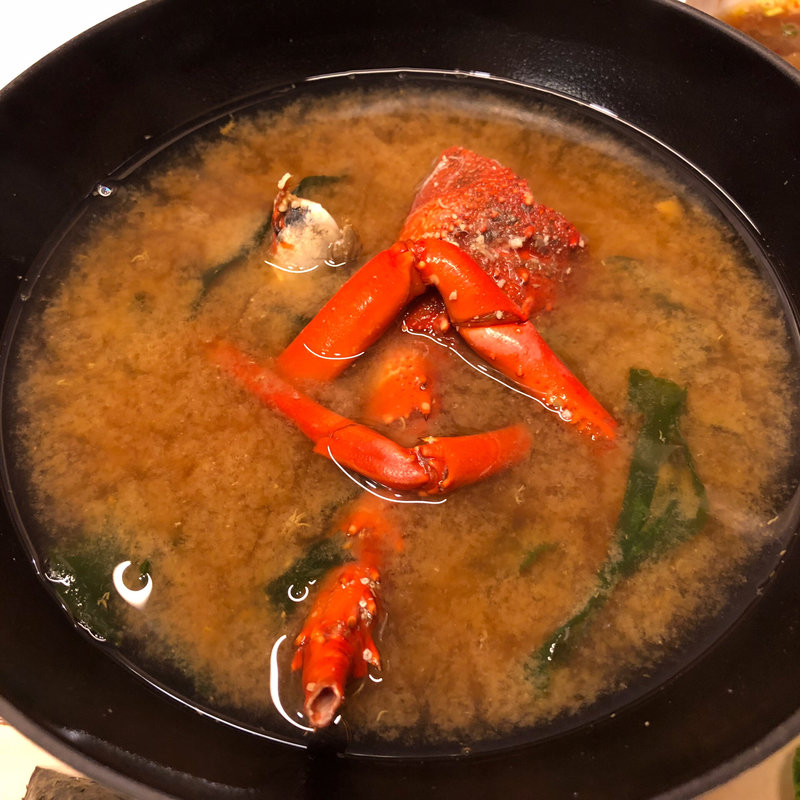 おにぎり付け合わせの味噌汁(東や )