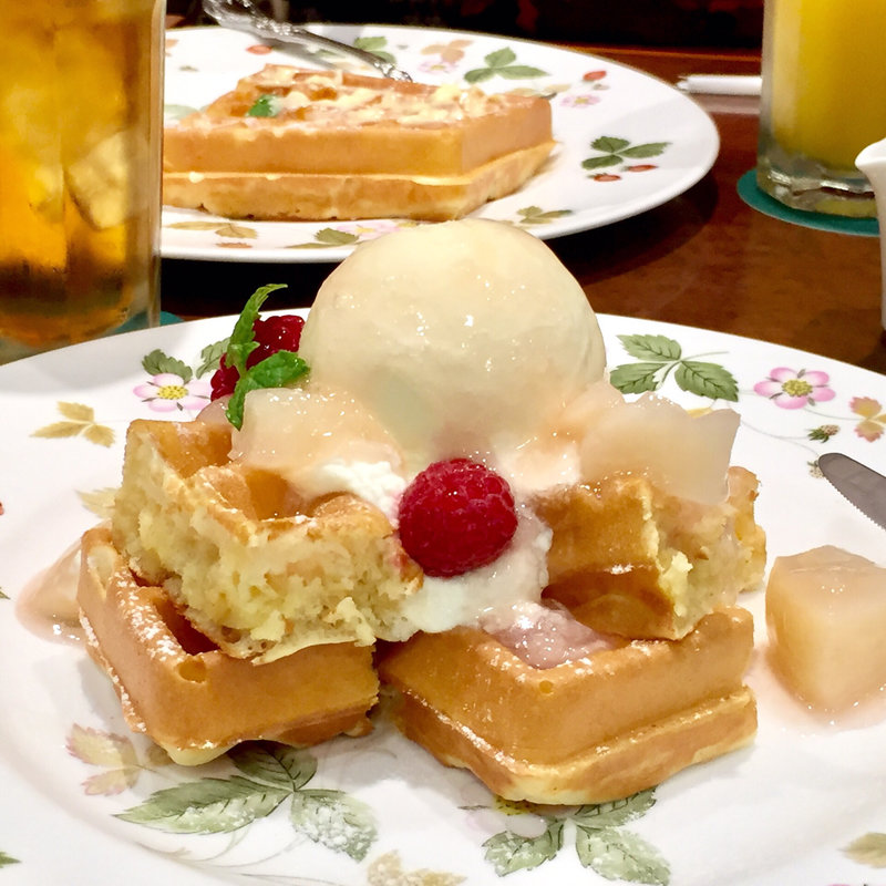 桃のワッフル(カフェ英國屋 なんばウォーク3番街南通り)