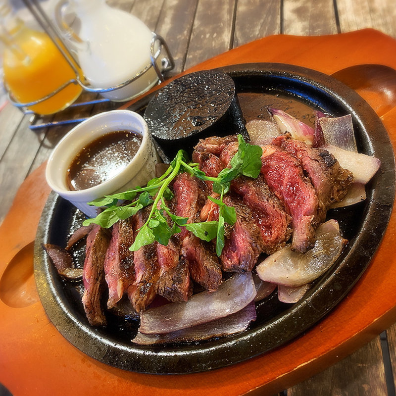 熟成キューブロールステーキ ペッパージンジャーソース(Aloha Table)