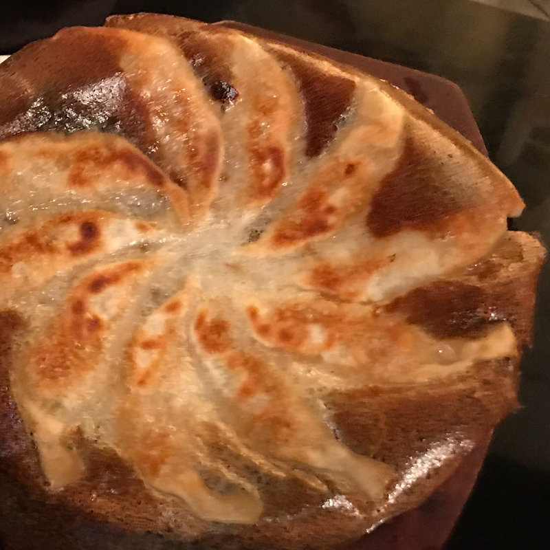 白木屋自慢の本場博多鉄鍋餃子(白木屋 南海なんば北口駅前店)