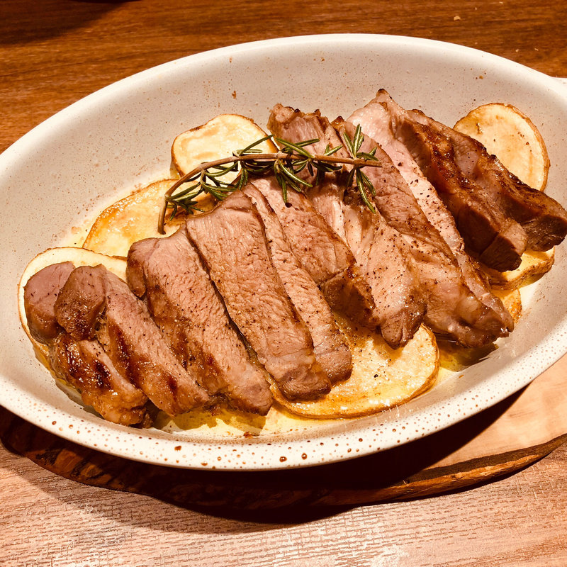 オリーブ緑果豚のグリルとじゃがいものオーブン焼き(井上誠耕園 ファームズテーブル 忠左衛門)