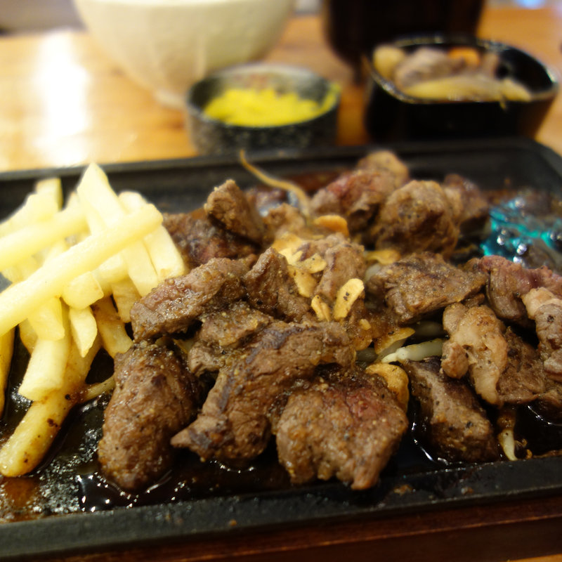 馬のサイコロステーキ定食(大衆馬肉酒場馬王 西新店)