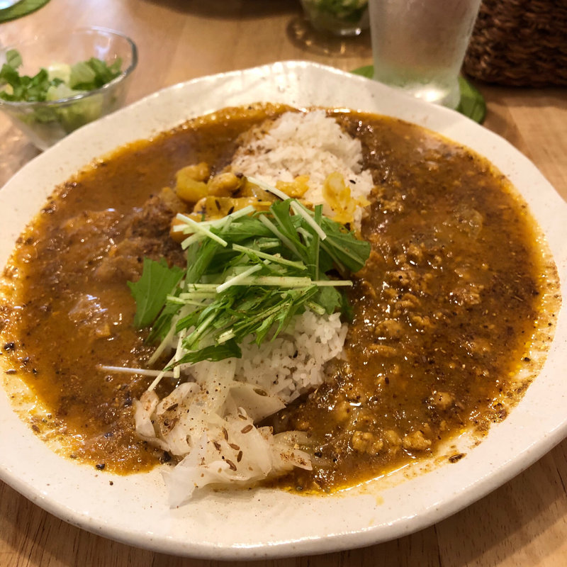 チキンカレーとキーマカレーのあいがけジャスミンライス(curry phakchi(パクチー))
