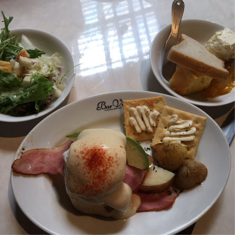 エッグヴェネディクトランチ(パンブッフェ、サラダブッフェ、スープ&ドリンクブッフェ付)(バール ヴィータ 天神店)