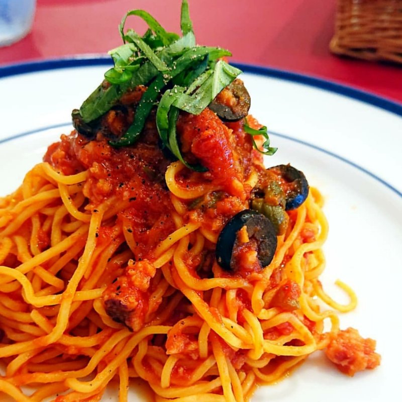 スペシャリティ手打ちパスタ 真だことオリーブ、バジルのピリ辛トマトソース(パスタパスタ)