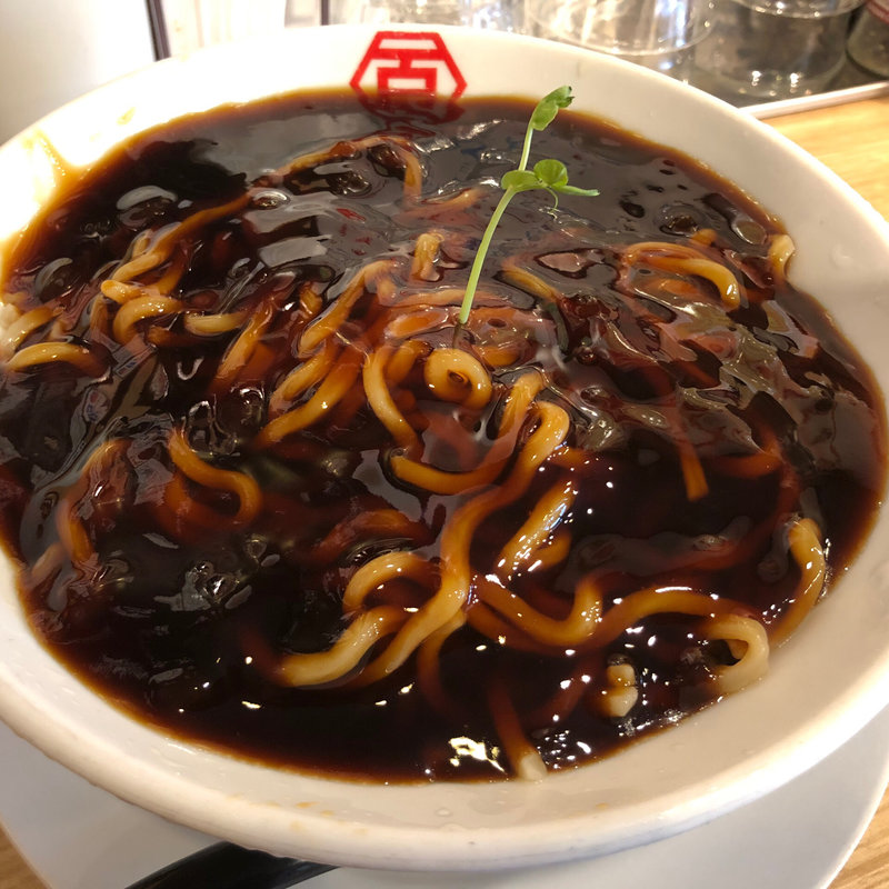 すんごい冷やし中華 “黒”ver.(百年本舗 秋葉原総本店)