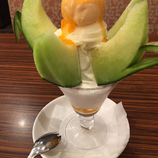 メロンとソフトクリームのパフェ(本庄珈琲うふふ )