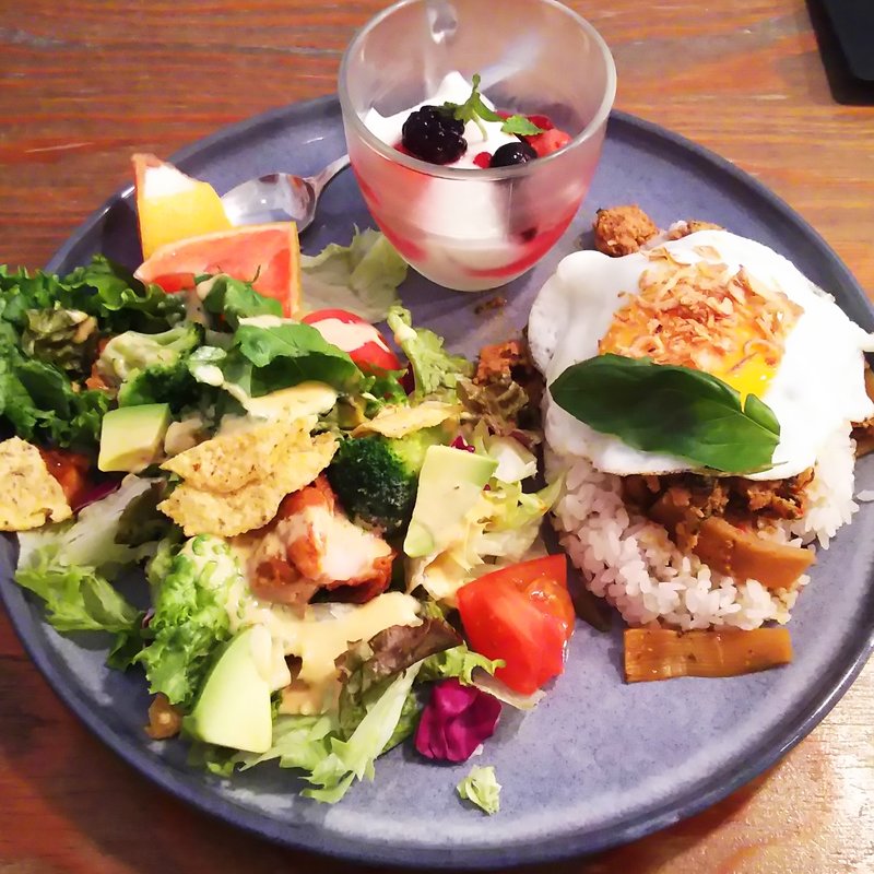 ガパオライス＆チキンとアボカドのグルメサラダプレート(WIRED CAFE アトレ川崎店)