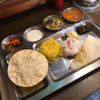 Aセット(カレー3種類とつけあわせ&ドーサ&ライス&飲み物つき)(南インド家庭料理 カルナータカー)