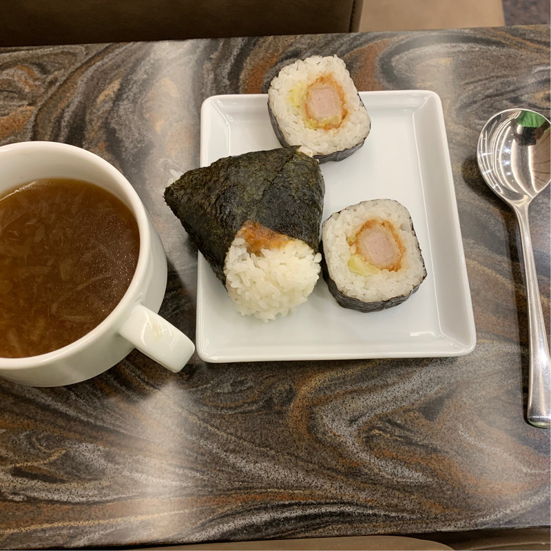 油味噌おにぎり&ヒレカツ巻き寿司(ANAラウンジ 那覇空港 （エーエヌエーラウンジ 【旧店名】シグネットラウンジ）)