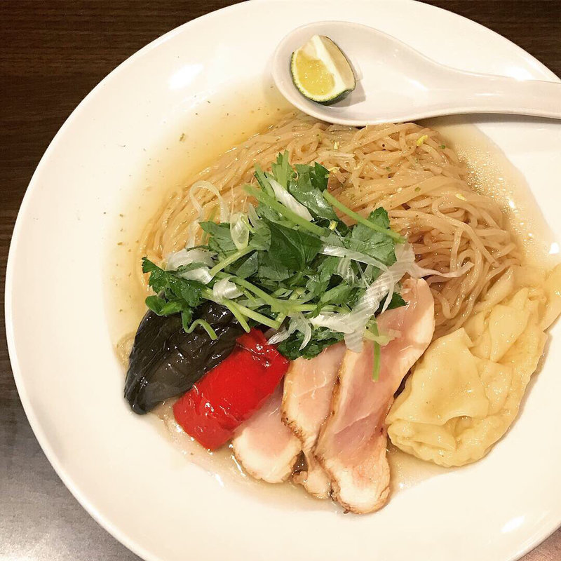 山椒香る地鶏の和出汁あんかけ冷やしラーメン(八咫烏)