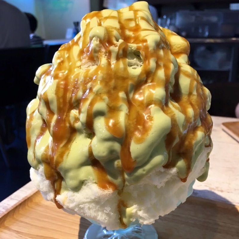 アボカド豆乳生キャラメルソースのかき氷(ブン ブン ブラウ カフェ ウィズ ビーハイヴ （Bum Bun BLau Cafe with BeeHive）)