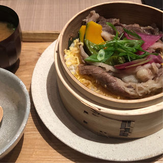 和牛と彩り野菜の蒸し寿司(伊右衛門サロン渋谷ヒカリエ店)