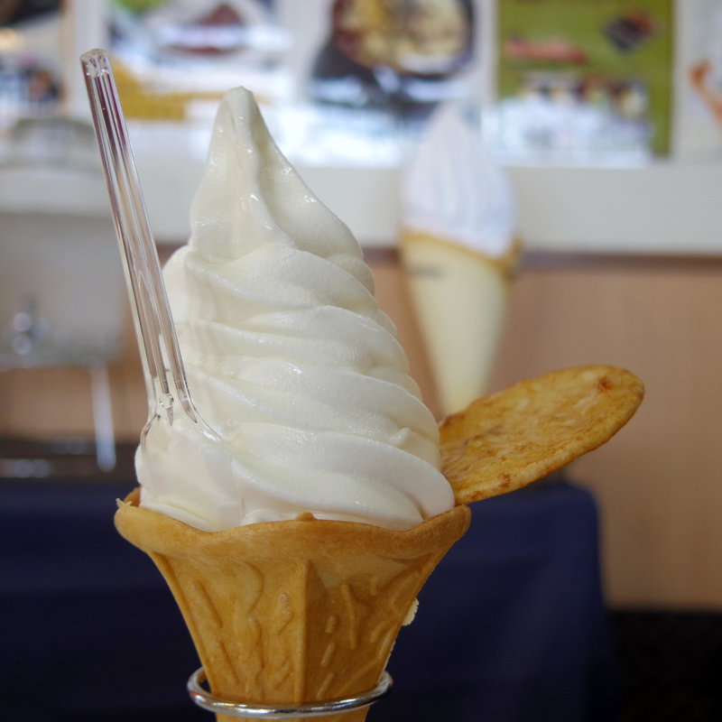 ミルクソフトクリーム(鏡せんべい付き)(カフェ ド オラ （Cafe de ola）)