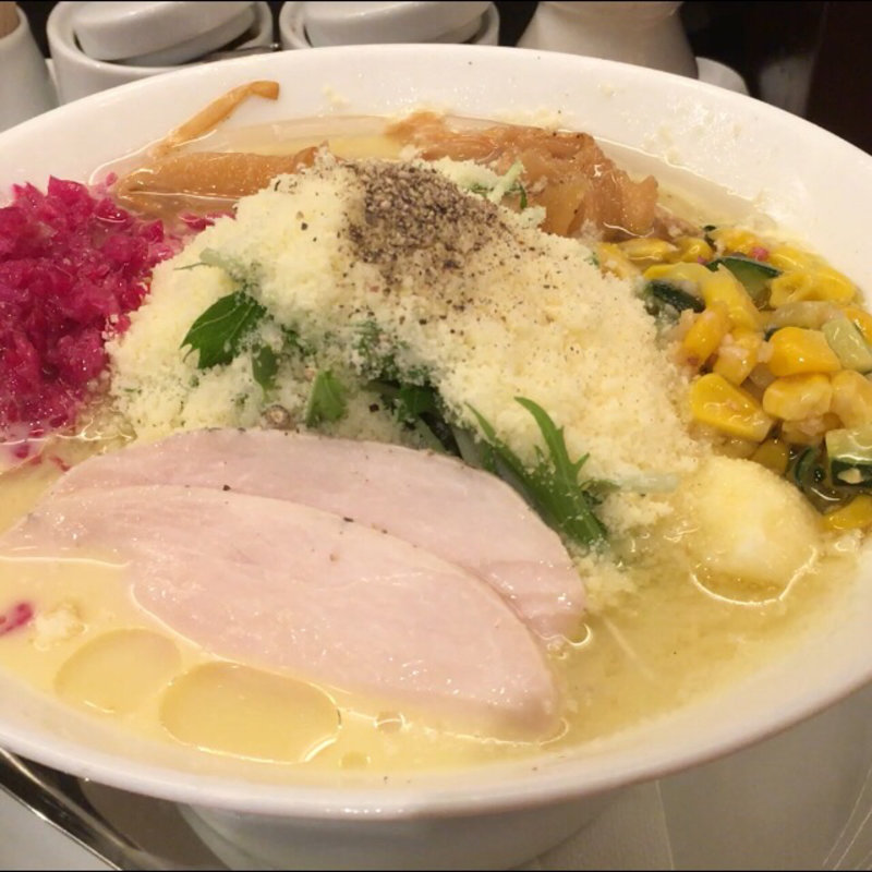 トウモロコシの冷たいらぁめん(箸とレンゲ)