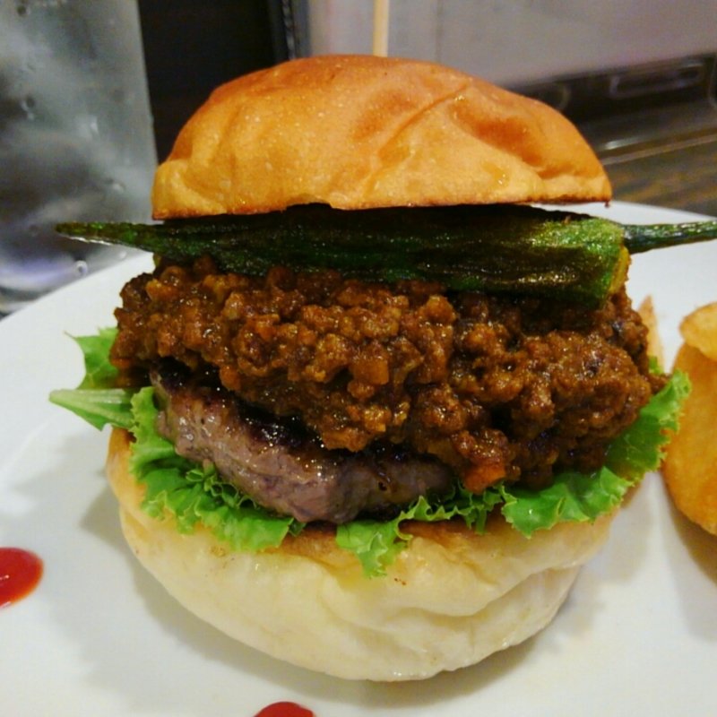 揚げたてほくほくのオクラとスパイシーキーマカレーバーガー(Kokopelli)