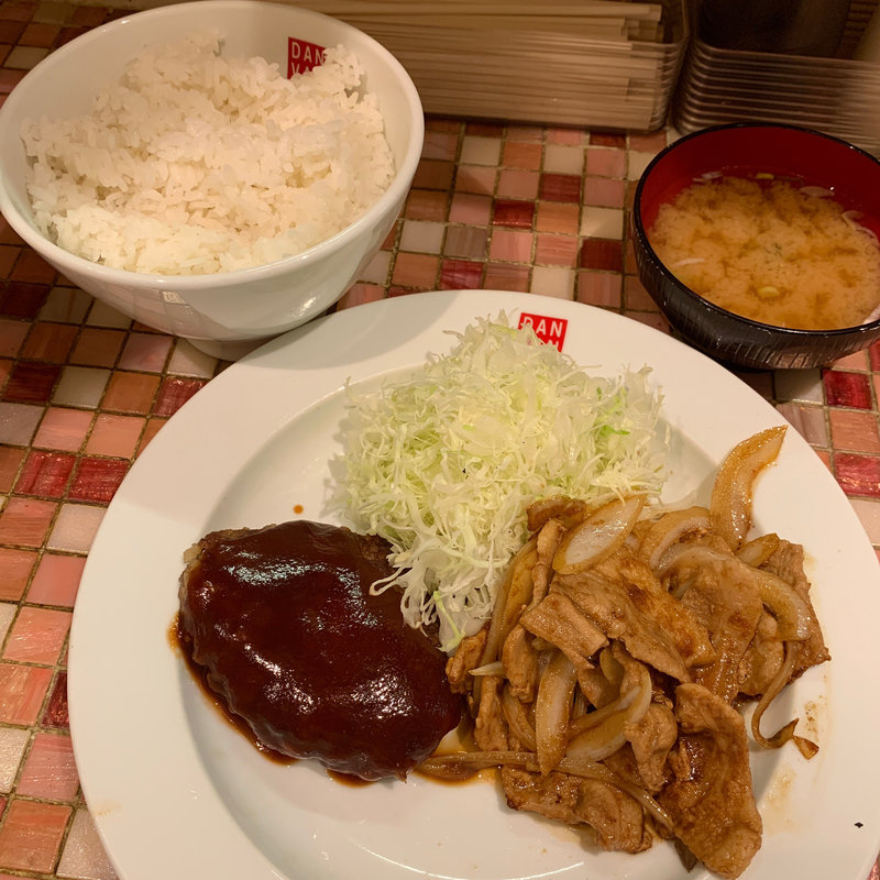 ハンバーグと豚バラ焼き定食 ご飯特盛(＋200g)(キッチン 男の晩ごはん 吉祥寺店)